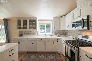 1049 N River Dr, Sweet Home, OR 97386 - Photo 9