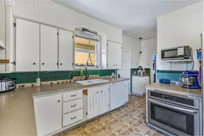 633 SE Ash St, Dallas, OR 97338 - Photo 9