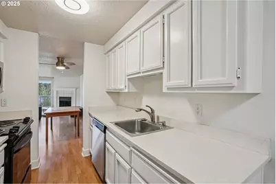 5620 S Riverside Ln, Portland, OR 97239 - Photo 13