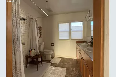 201 4th St, Maupin, OR 97037 - Photo 9