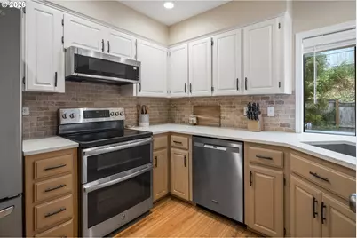 7949 SW Connemara Ter, Beaverton, OR 97008 - Photo 9