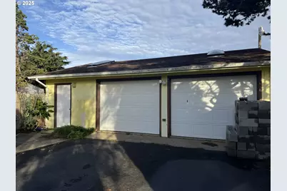 737 11th St, Bandon, OR 97411 - Photo 27