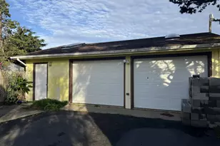 737 11th St, Bandon, OR 97411 - Photo 27