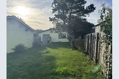 737 11th St, Bandon, OR 97411 - Photo 25