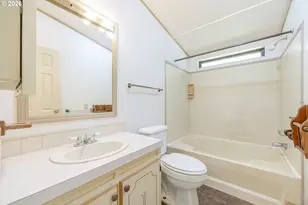 1400 Candlelight Dr, Eugene, OR 97402 - Photo 25