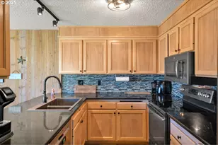 1080 Bay St, Florence, OR 97439 - Photo 13