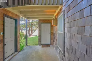 1080 Bay St, Florence, OR 97439 - Photo 3