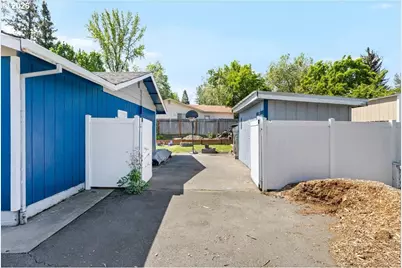 975 Fruitdale Dr, Grants Pass, OR 97527 - Photo 3