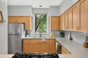 2024 SW Howards Way, Portland, OR 97201 - Photo 9