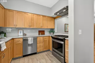 2024 SW Howards Way, Portland, OR 97201 - Photo 11