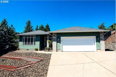 2380 NW Glenmar Dr, Roseburg, OR 97471 - Photo 1
