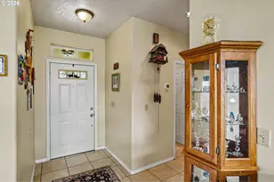 860 N 2nd St, Silverton, OR 97381 - Photo 5