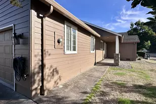 963 Hazelnut Ln, Springfield, OR 97478 - Photo 3