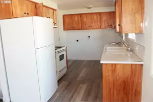 122 S 38th St, Springfield, OR 97478 - Photo 5