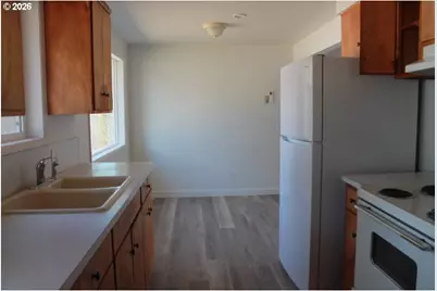 122 S 38th St, Springfield, OR 97478 - Photo 7