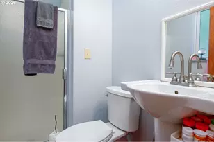 1560 NE Cochran Dr, Gresham, OR 97030 - Photo 17
