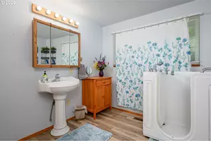 1560 NE Cochran Dr, Gresham, OR 97030 - Photo 15