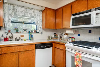 1560 NE Cochran Dr, Gresham, OR 97030 - Photo 9
