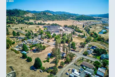804 North Bank Rd, Roseburg, OR 97470 - Photo 15