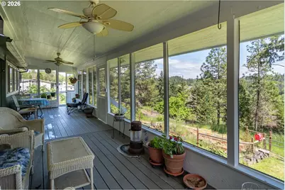 562 Valley Rd, Roseburg, OR 97471 - Photo 5