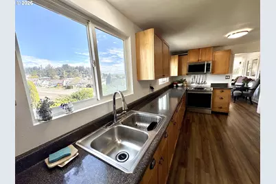 369 S 10th St, Coos Bay, OR 97420 - Photo 11