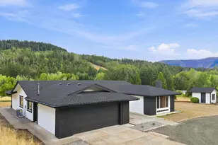 312 Bryant Ln, Roseburg, OR 97471 - Photo 3