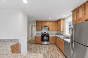 545 S Wall St, Coos Bay, OR 97420 - Photo 13