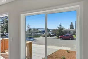 545 S Wall St, Coos Bay, OR 97420 - Photo 11