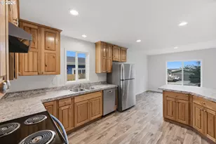 545 S Wall St, Coos Bay, OR 97420 - Photo 15