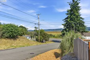 340 16th Ave, Coos Bay, OR 97420 - Photo 7