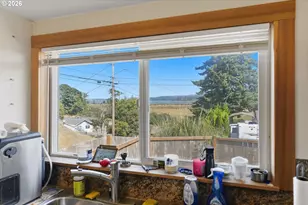 340 16th Ave, Coos Bay, OR 97420 - Photo 17