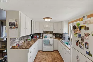 340 16th Ave, Coos Bay, OR 97420 - Photo 15