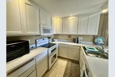1070 Bay St #22, Florence, OR 97439 - Photo 7
