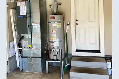 882 Jackies Ln, Eugene, OR 97404 - Photo 5