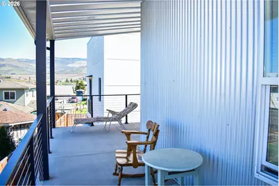 310 E Rapp Rd, Talent, OR 97540 - Photo 3