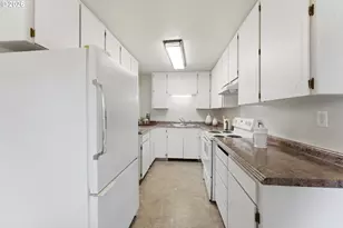 9725 N Exeter Ave, Portland, OR 97203 - Photo 11
