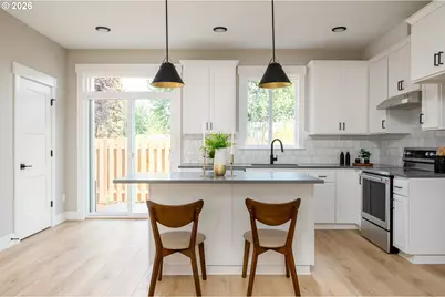 8425 NE Hassalo St, Portland, OR 97220 - Photo 11