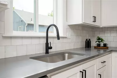 8425 NE Hassalo St, Portland, OR 97220 - Photo 19