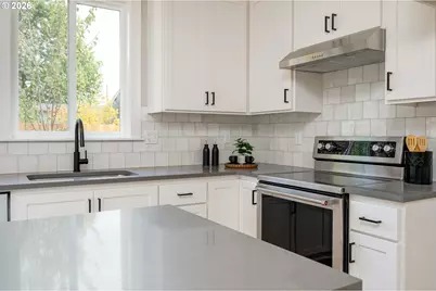 8425 NE Hassalo St, Portland, OR 97220 - Photo 15