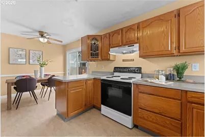 7413 SE Pine St, Portland, OR 97215 - Photo 9