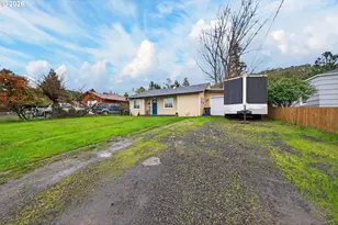 1543 NE Hollis St, Roseburg, OR 97470 - Photo 5