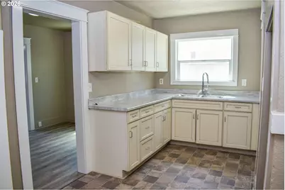 515 N Riverside Ave, Medford, OR 97501 - Photo 3