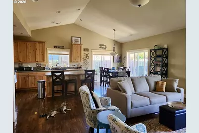 928 E 16th St, Lafayette, OR 97127 - Photo 3