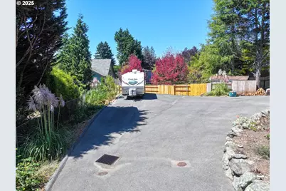 929 Old County Rd, Brookings, OR 97415 - Photo 5
