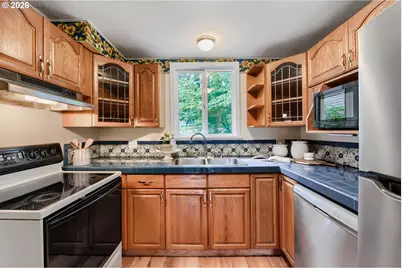 3740 SW Comus St, Portland, OR 97219 - Photo 9
