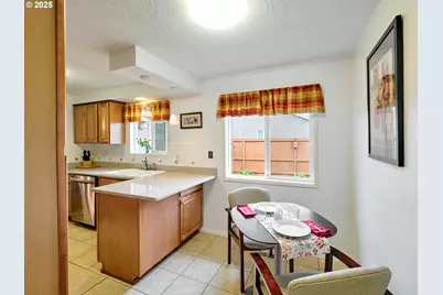 1944 Santiam Dr, Woodburn, OR 97071 - Photo 13