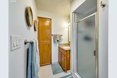 1944 Santiam Dr, Woodburn, OR 97071 - Photo 17