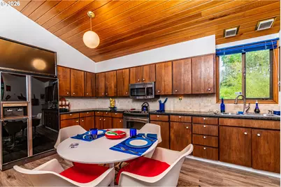 1172 SE Hawthorne Dr, Roseburg, OR 97470 - Photo 13