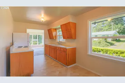 853 W 15th St, Coquille, OR 97423 - Photo 11