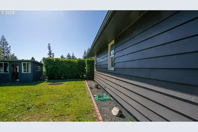 853 W 15th St, Coquille, OR 97423 - Photo 33